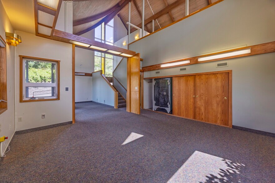 More Photos Of 210 NE Alder St, Toledo Office For Sale