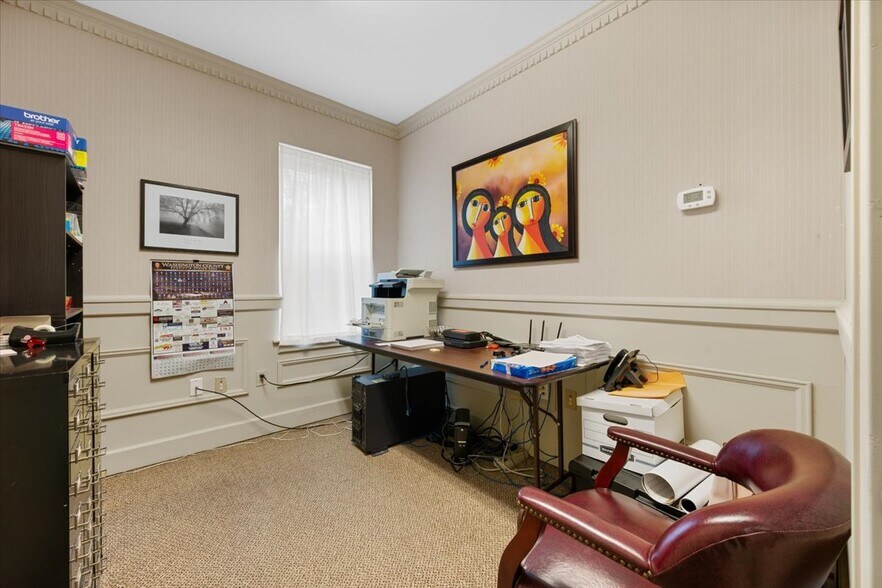 More Photos Of 121 NW Russell Rd, Abingdon Office For Sale