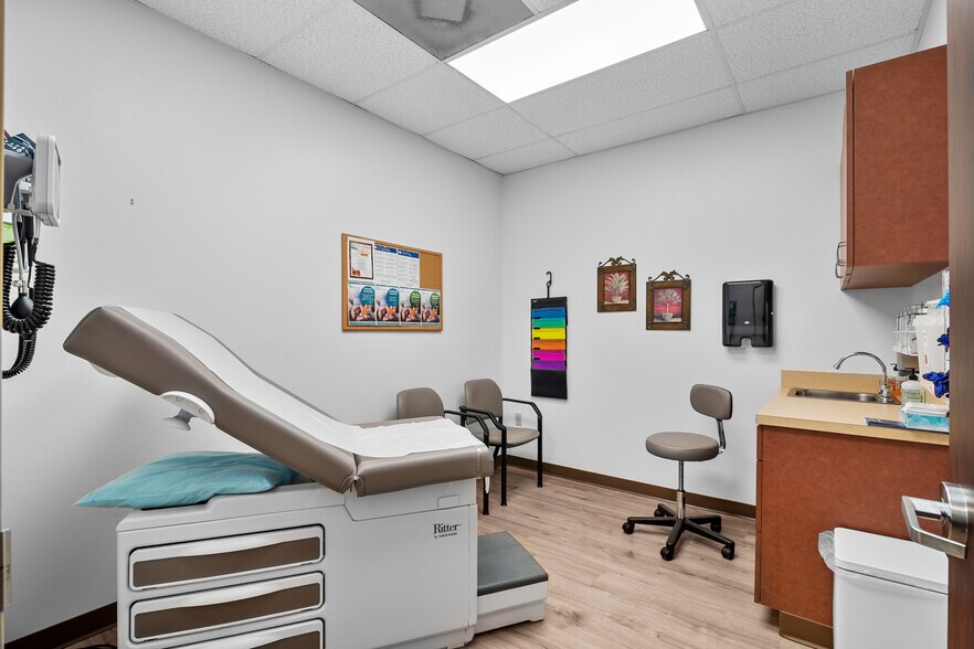 More Photos Of 10611 W Fairmont Pky, La Porte Medical For Lease