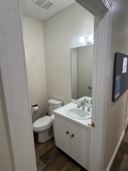 More Photos Of 1044 Goodlette-Frank Rd N, Naples Medical For Lease