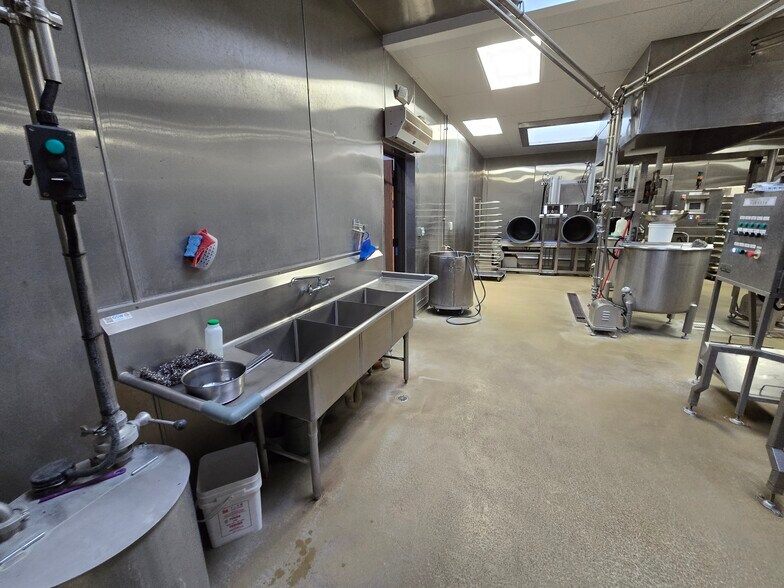 More Photos Of 781-783 W Front St, Covina Warehouse For Sale