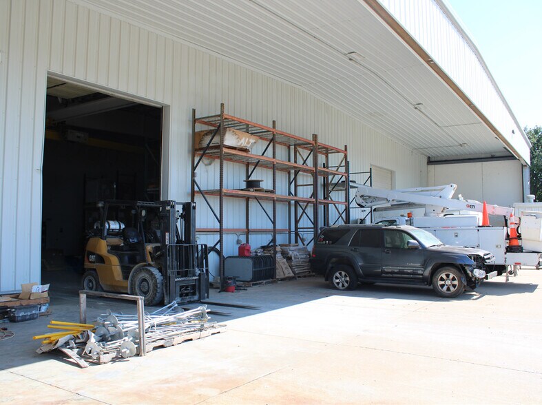 More Photos Of 477 E Robinson Ave, Springdale Warehouse For Lease