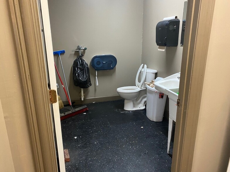 More Photos Of 1837 Highway 64 W, Shelbyville Convenience Store For Sale