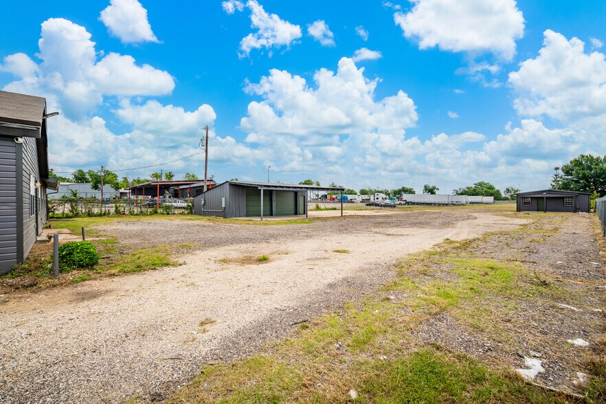 More Photos Of 401 W Simonds Rd, Seagoville Office For Sale