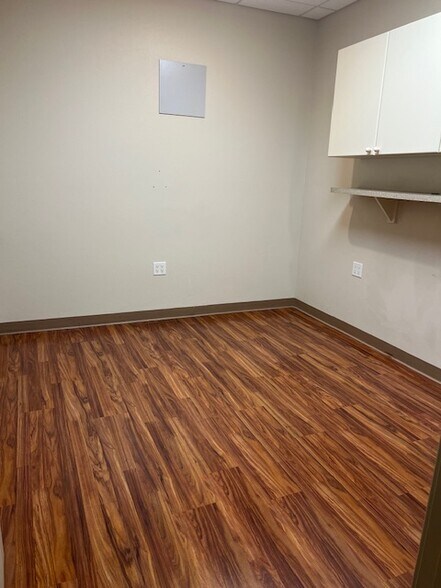 More Photos Of 3920 Bee Ridge Rd, Sarasota Medical For Lease