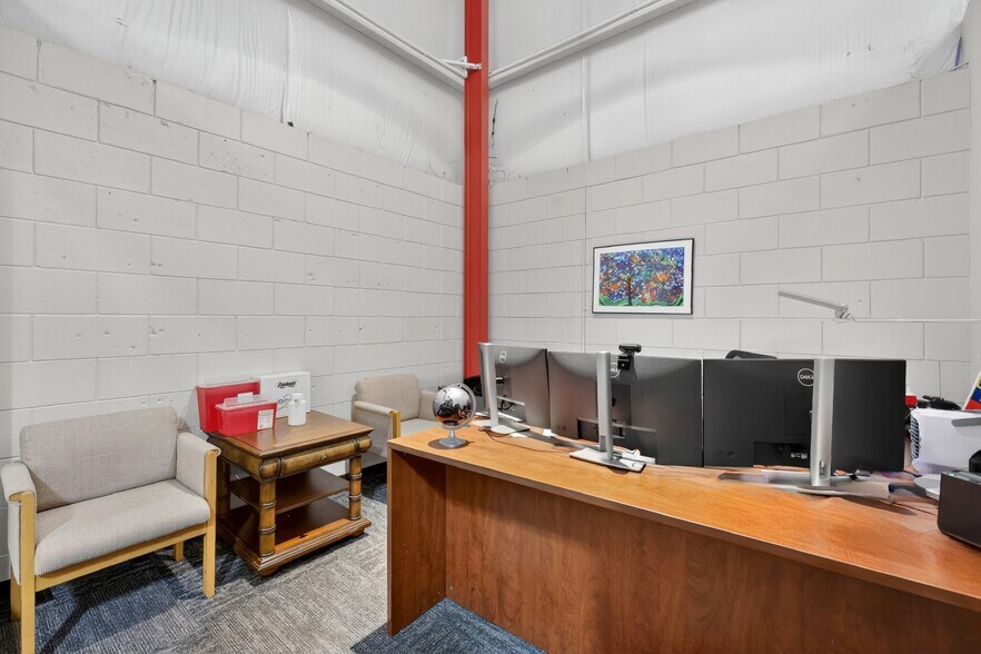 More Photos Of 2721 Pemberton Dr, Apopka Warehouse For Lease
