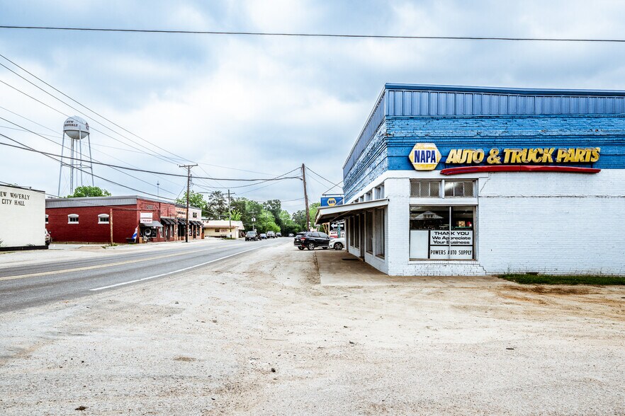 More Photos Of 201 Gibbs St, New Waverly Freestanding For Sale