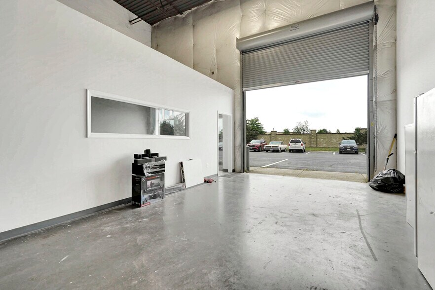 More Photos Of 9201-9373 Mike Garcia Dr, Manassas Warehouse For Lease