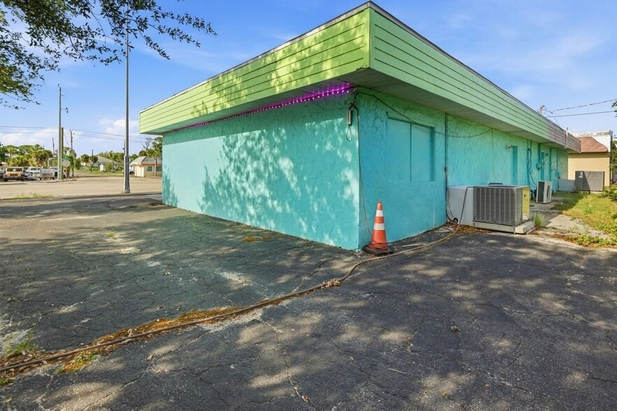 More Photos Of 1503 S McCall Rd, Englewood Freestanding For Sale