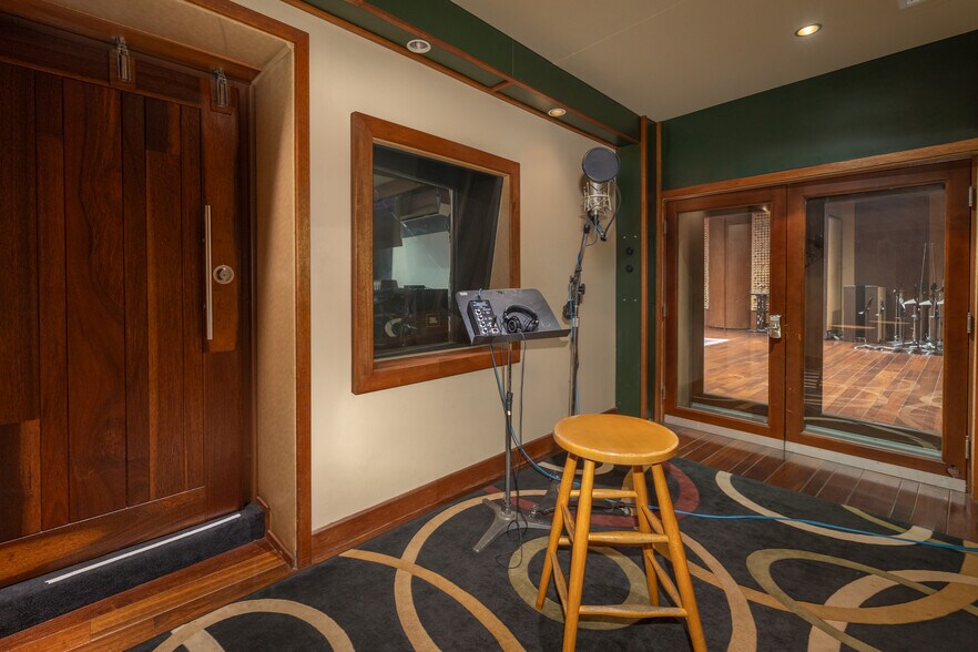 More Photos Of 5102 Vineland Ave, North Hollywood Movie Radio TVStudio For Lease