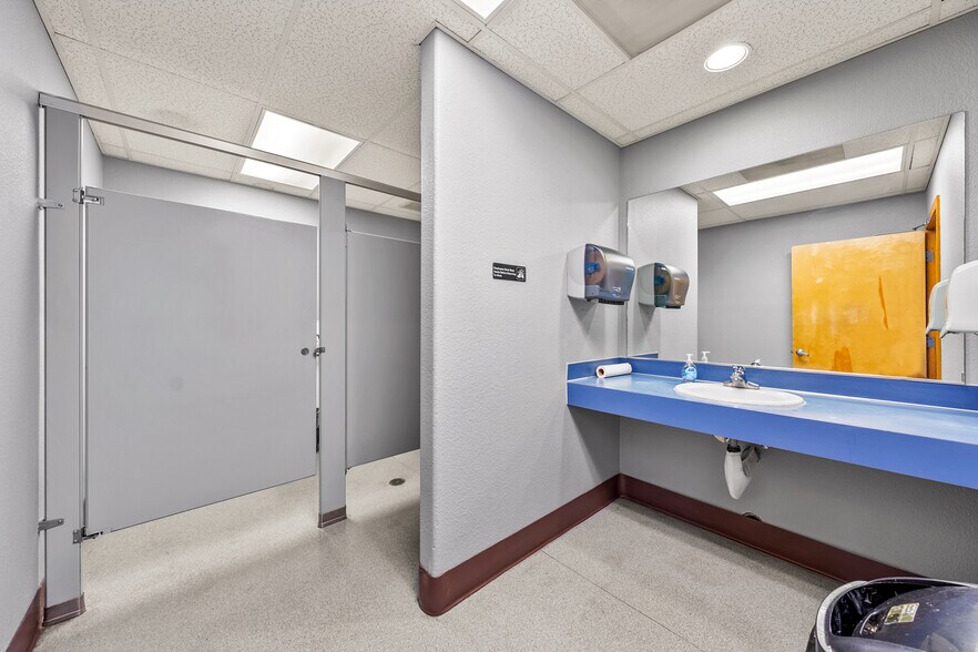 More Photos Of 3976 Crater Lake Ave, Medford Auto Dealership For Lease