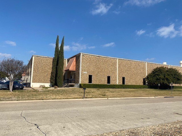 More Photos Of 4101-4103 Lindbergh Dr, Addison Warehouse For Lease