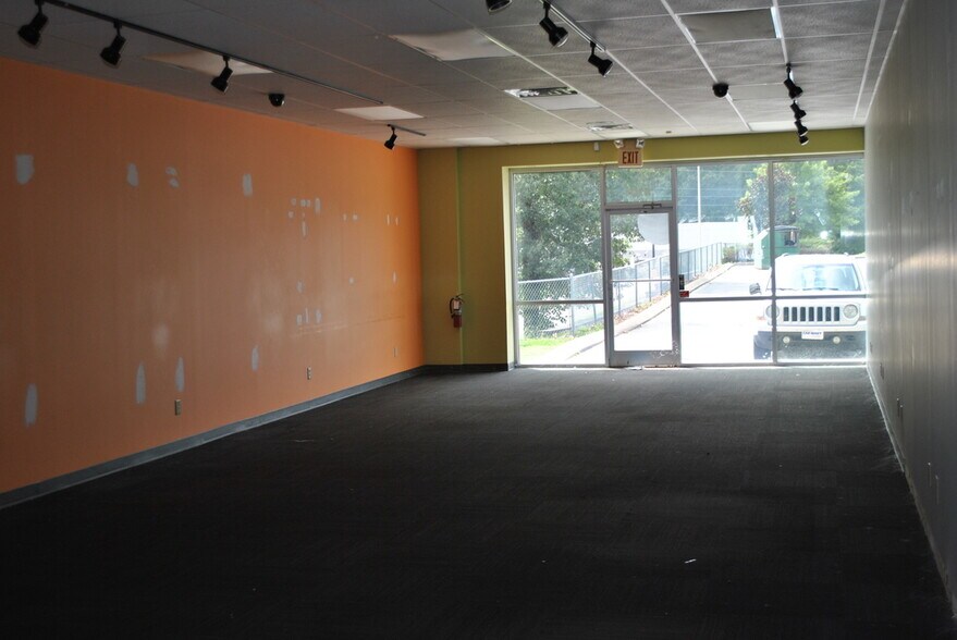 More Photos Of 2095-2103 S Highland Ave, Jackson Storefront Retail Office For Lease