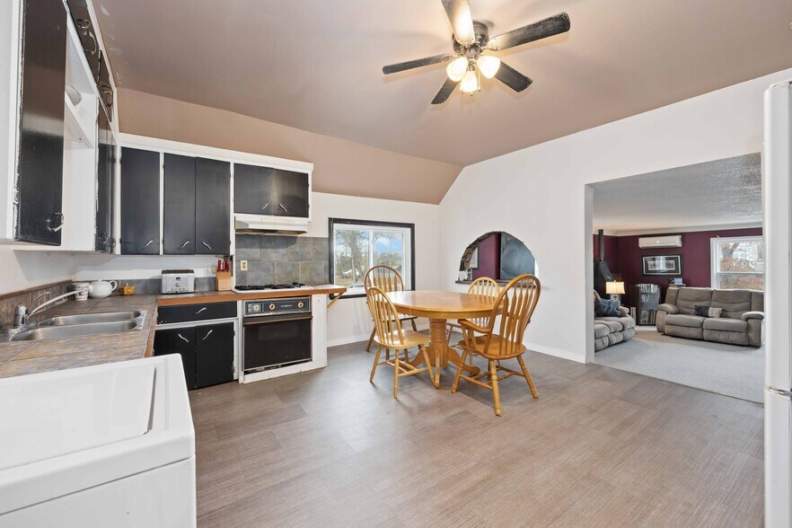 More Photos Of 607 St Clair St, Point Edward Flex For Sale