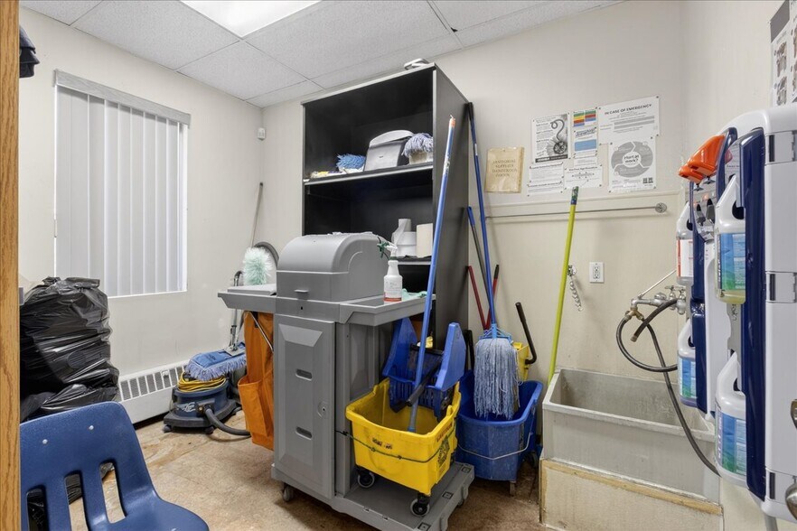 More Photos Of 11831 123 St NW, Edmonton Office For Sale