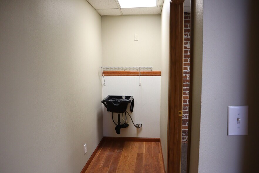 More Photos Of 100 E 19th St, Vancouver General Retail For Lease