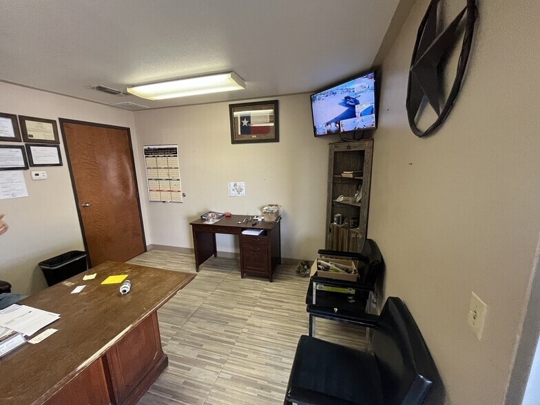 More Photos Of 322 Thomas Pl, Everman Industrial For Sale