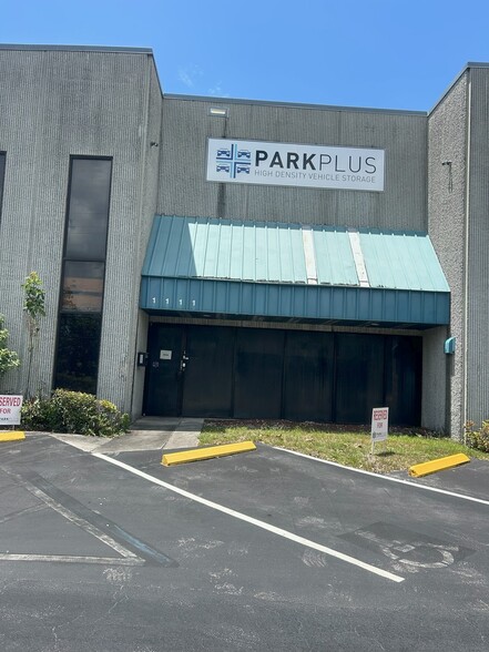 More Photos Of 1111 Old Griffin Rd, Dania Beach Distribution For Lease