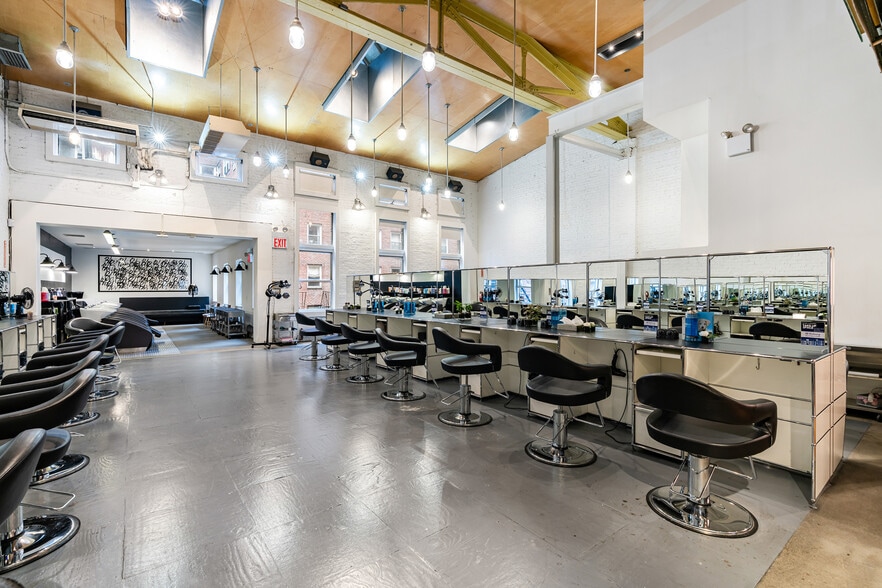 More Photos Of 146 E 56th St, New York Storefront For Lease