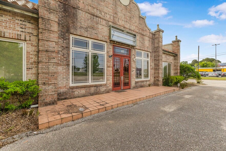 More Photos Of 1250 W I-65 Service Rd S, Mobile Warehouse For Sale