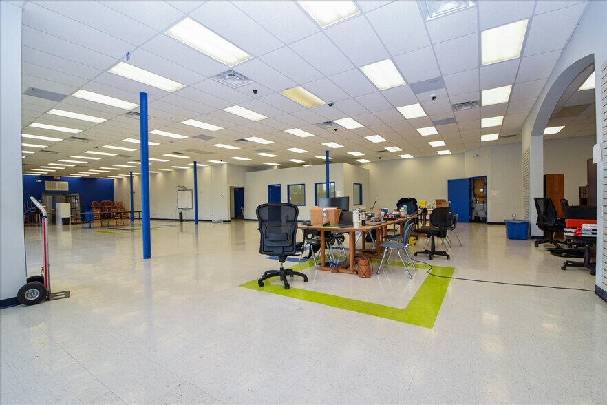More Photos Of 2502 Melrose Ave NW, Roanoke Storefront Retail Office For Lease