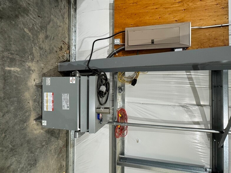 More Photos Of 31970 Cinema way, Tangent Showroom For Lease