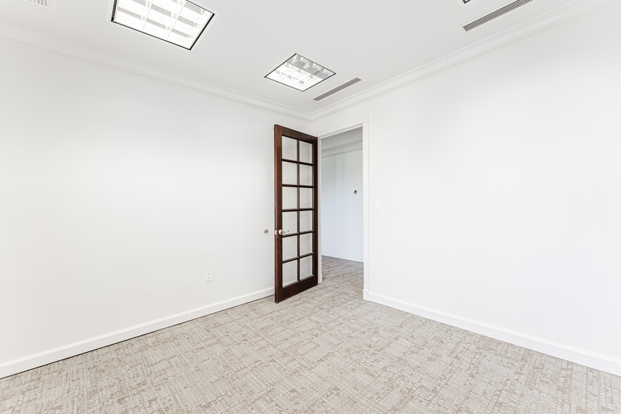 More Photos Of 420 Royal Palm Way, Palm Beach Office For Lease