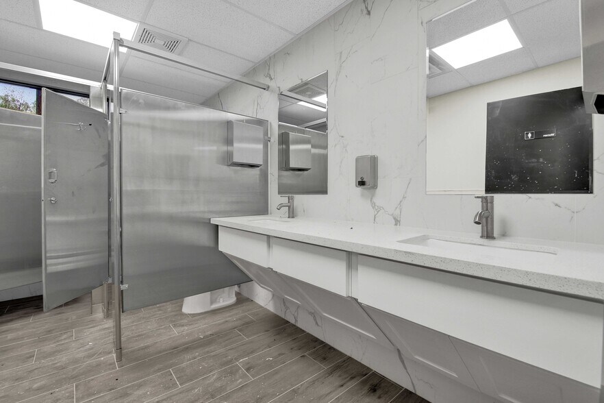 More Photos Of 1212 W Camelback Rd, Phoenix Medical For Lease