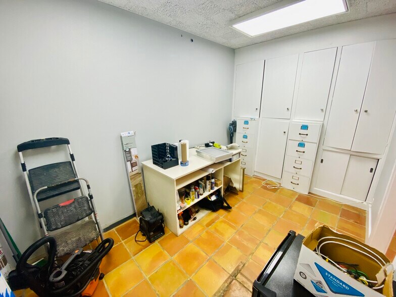 More Photos Of 1176 Business 35, New Braunfels Office For Sale