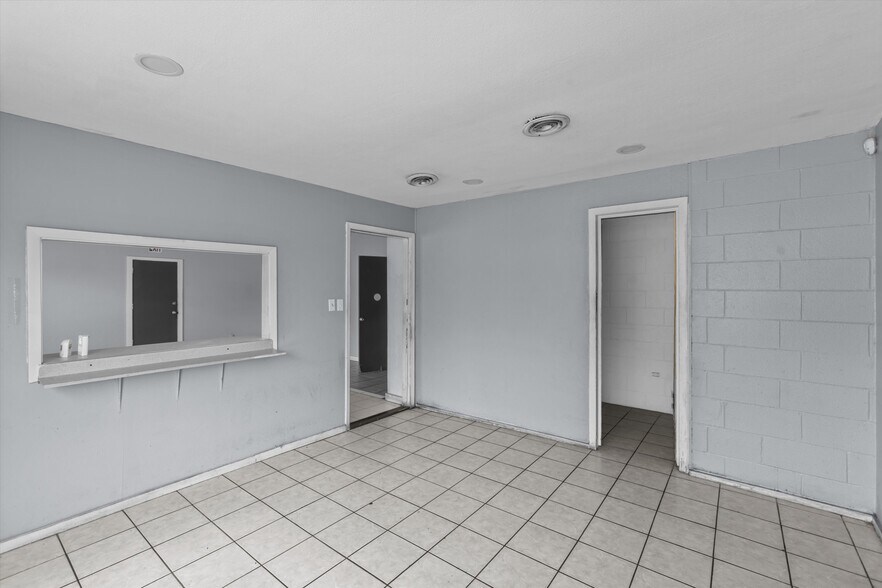 More Photos Of 1306 HWY 155, Palestine Auto Repair For Sale