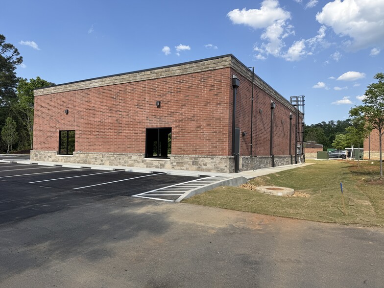 More Photos Of 11285 Highway 92, Woodstock Freestanding For Lease