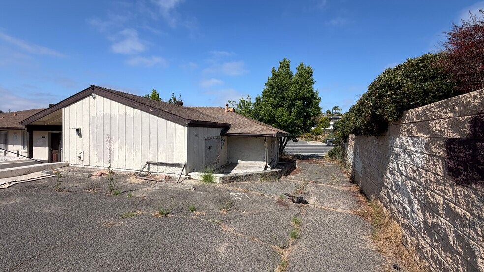 More Photos Of 716 Civic Center Dr, Vista Office For Sale