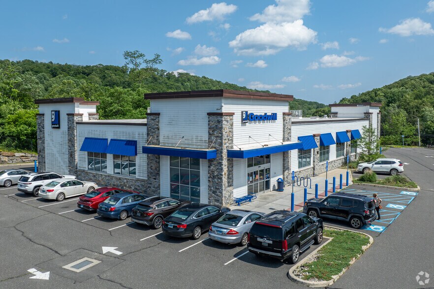 More Photos Of 300 Oxford Rd, Oxford Unknown For Lease