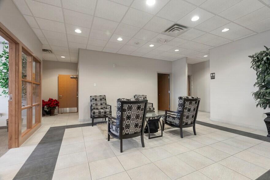 More Photos Of 7447 Riverside Pky, Tulsa Bank For Lease