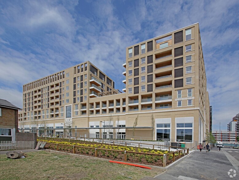 More Photos Of Town Pl, London Storefront For Lease