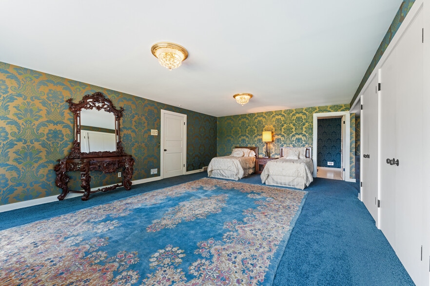 More Photos Of 550 Warner rd, Vienna Specialty For Sale