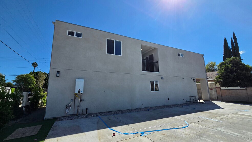 More Photos Of 19100 Victory Blvd, Tarzana Apartments For Sale