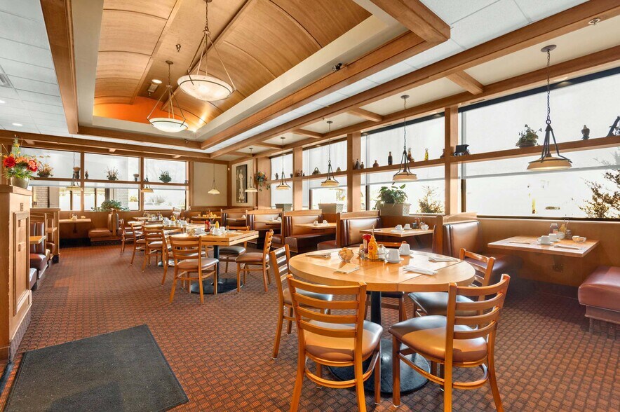 More Photos Of 980 W Lake St, Addison Restaurant For Sale