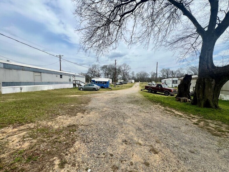 More Photos Of 51 Lakewater Dr, Tallassee Manufactured Housing Mobile Home Park For Sale