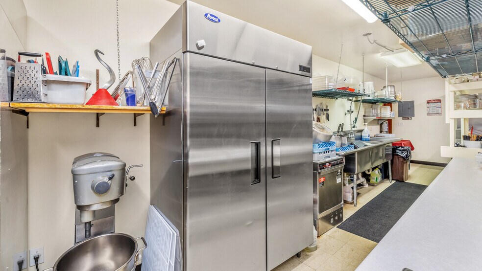 More Photos Of 1100 Vulcan St, Iron Mountain Warehouse For Sale