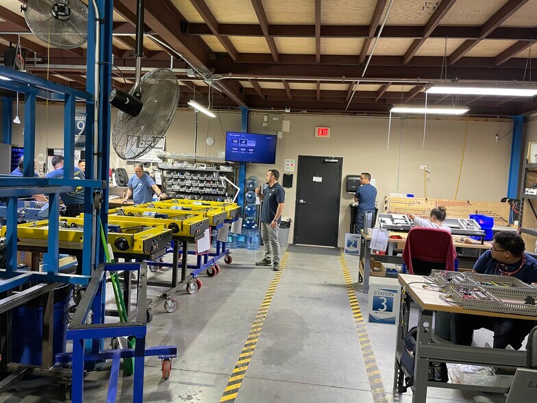 More Photos Of 6600-6626 Kingspointe Pky, Orlando Distribution For Lease