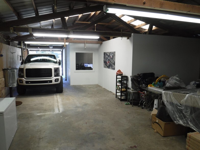 More Photos Of 103 N Live Oak St, Tomball Warehouse For Lease