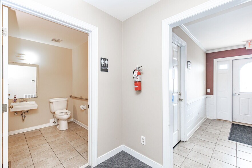 More Photos Of 10810 Hasty Ln, Midlothian Office For Sale