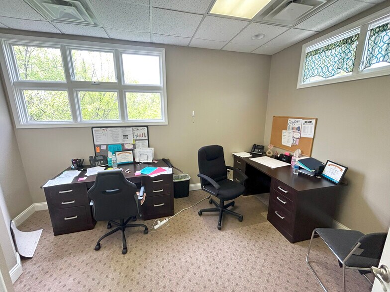 More Photos Of 1721 McIntosh Dr, Bowling Green Office For Sale