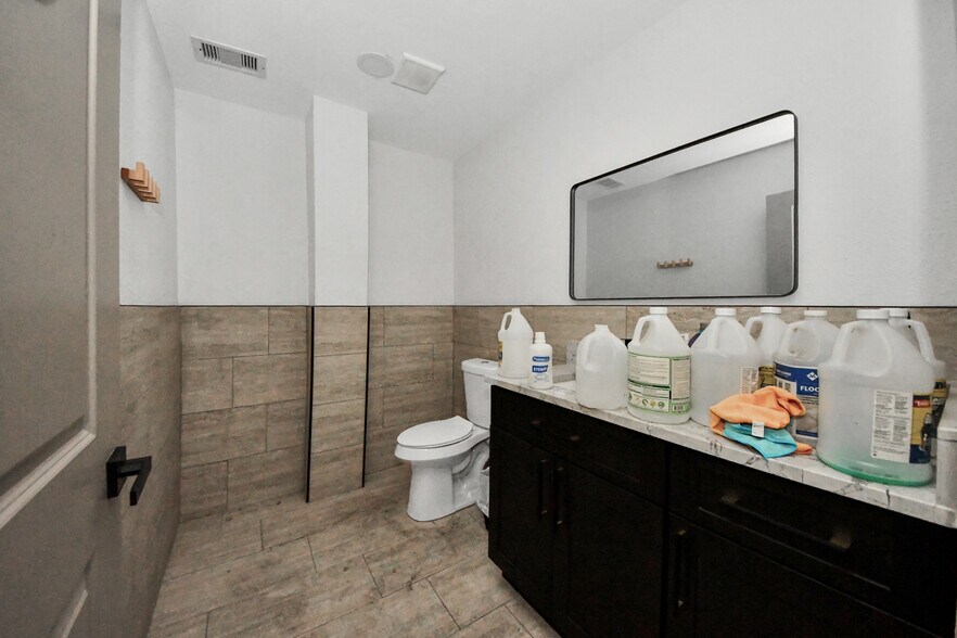 More Photos Of 8603 Shoal Creek Dr, Houston Warehouse For Sale