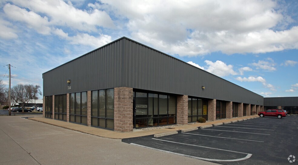 More Photos Of 722 Spirit Of St Louis Blvd, Chesterfield Unknown For Lease