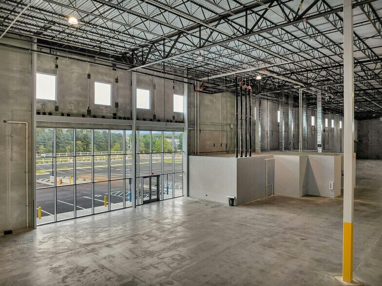 More Photos Of 645 National Blvd, Medford Distribution For Lease