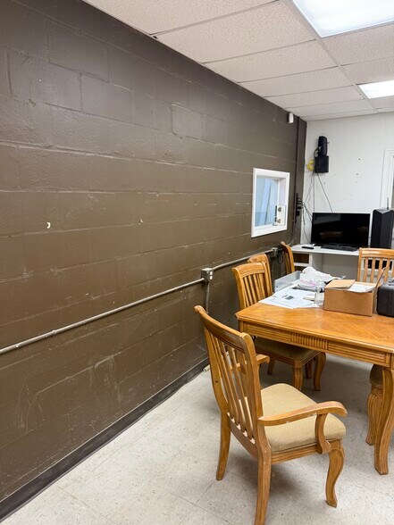More Photos Of 3250 44th Ave N, Saint Petersburg Manufacturing For Lease