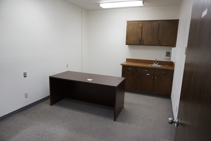More Photos Of 1109 Meade Ave, Prosser Office For Lease