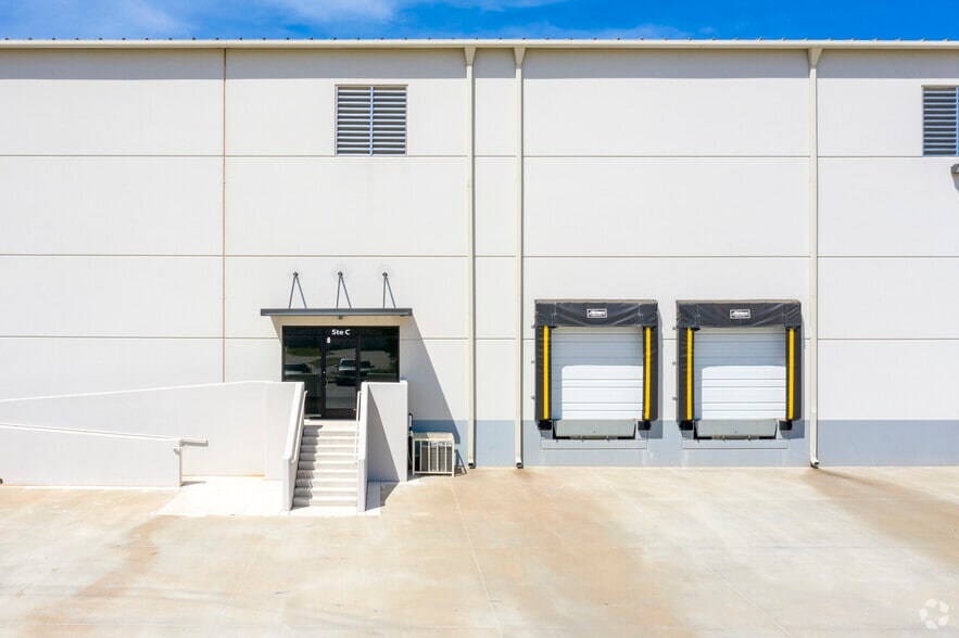 More Photos Of 11400 N I-35 Service Rd, Oklahoma City Warehouse For Lease